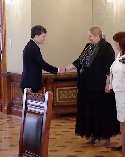 Haos la consultările cu Nicușor Dan! Șoșoacă a…Vezi mai mult 1 740779484 2094198811533694 4310378123462463426 n