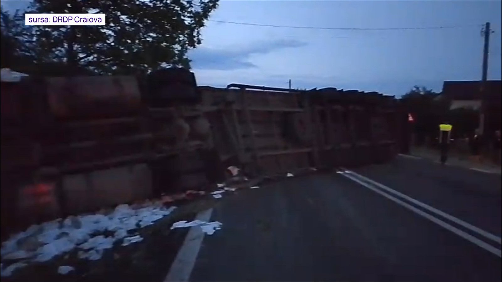 Valea Oltului, blocată după ce un autocamion a pătruns pe contrasens și s-a răsturnat pe DN7 1 wp header logo 1261