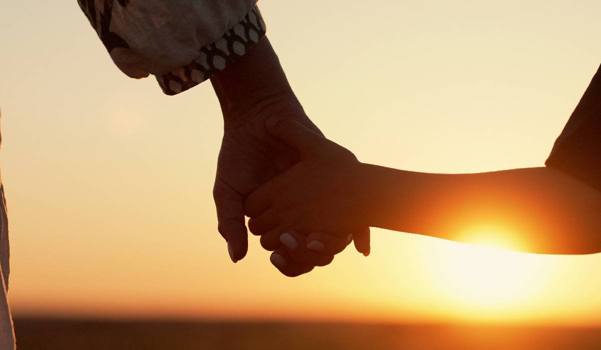 Sindromul „eldest daughter” și povara fiicei responsabile. Copilul care a învățat prea devreme să aibă grijă de toată lumea 1 wp header logo 1264