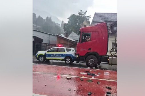 Mașină de Poliție, lovită de un TIR în Bușteni. Şoferul s-a baricadat în cabină și a fost scos de polițiști 1 wp header logo 1336
