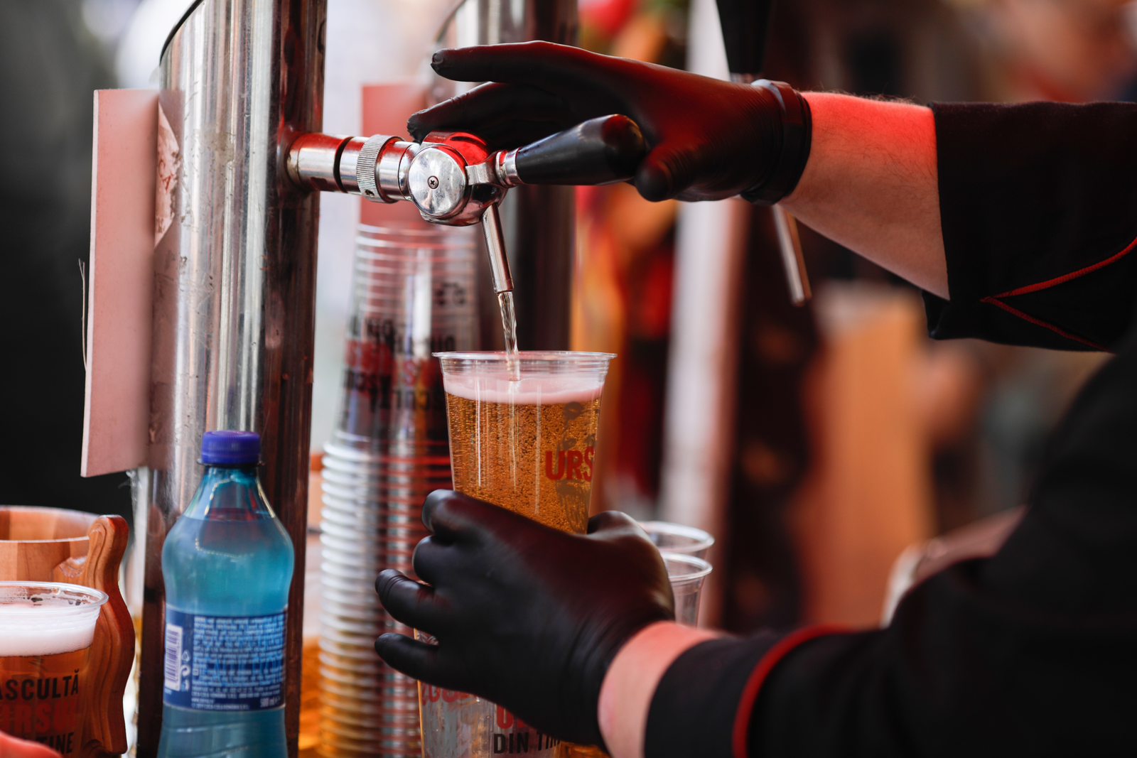 Consumul băuturilor cu până la 5,5% alcool este permisă pe stadioane. Nicușor Dan a promulgat legea 1 wp header logo 1612