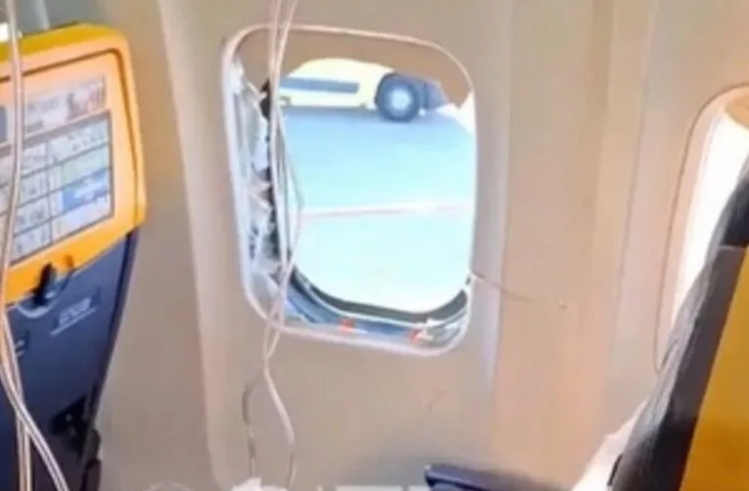 Pasagerul aproape aspirat prin hubloul unui avion a povestit prin ce a trecut și reproșează echipajului că era paralizat de frică 1 wp header logo 1727