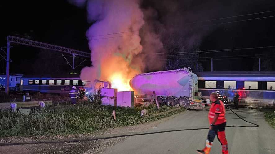 Accident între un tren de călători care se îndrepta spre Constanţa şi o autocisternă: 200 de călători evacuaţi. Camionul a luat foc 1 wp header logo 1882