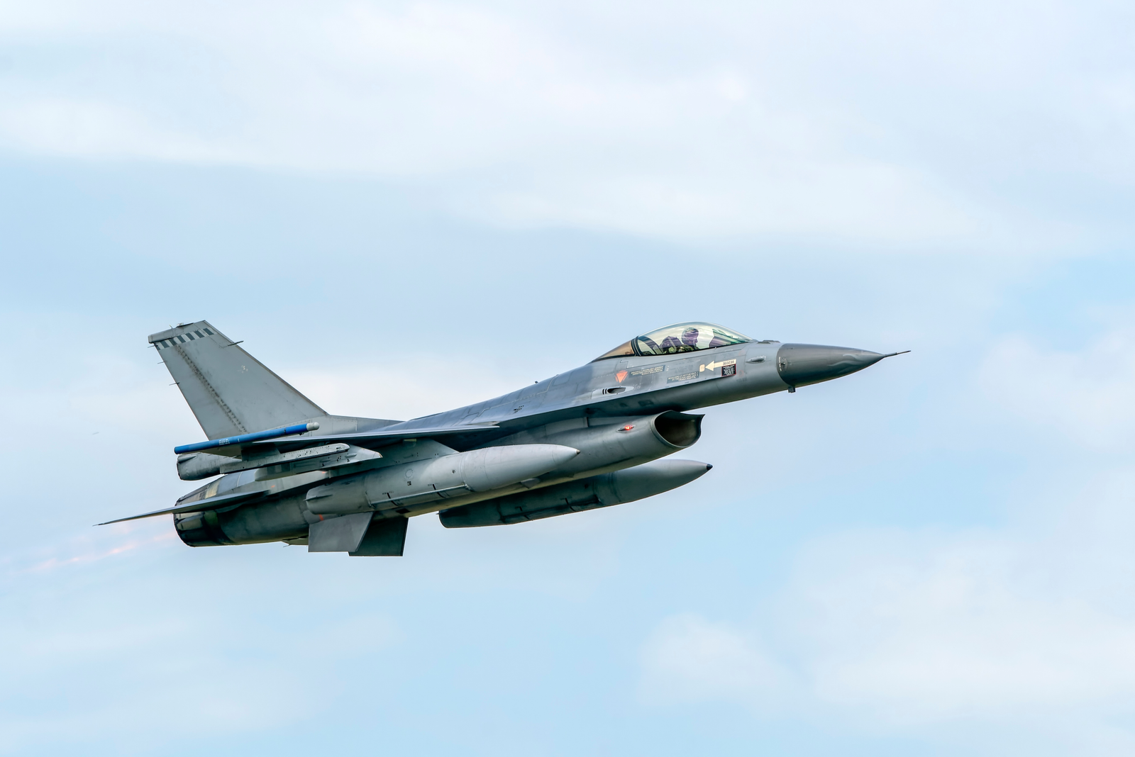 Detalii despre echipajul de pe F-16 care a doborât drona. Șeful Armatei: „Mi-aș dori să am în toată flota aeriană oameni ca ei” 1 wp header logo 1930