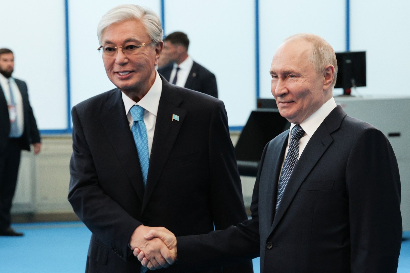 Întâlnire tensionată la Omsk: Președintele kazah îl provoacă pe Vladimir Putin cu propunerea de a opri conflictul din Ucraina 1 wp header logo 2054