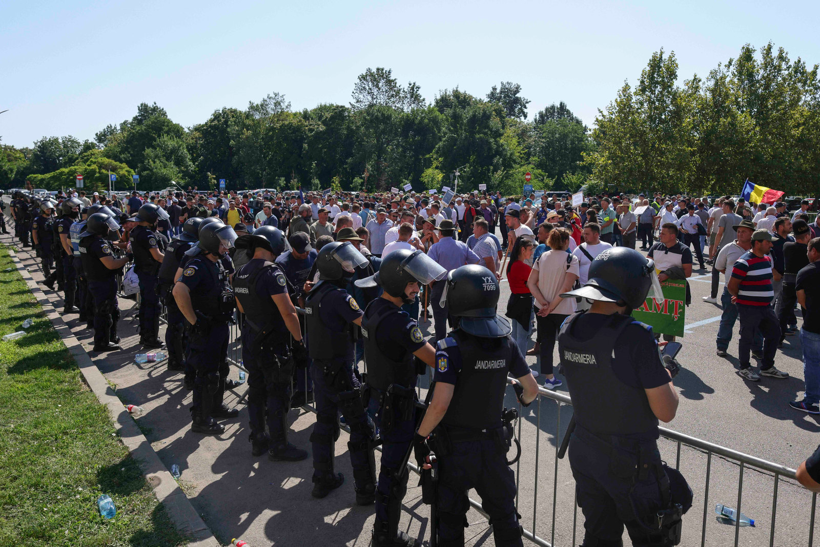 Protestul oierilor s-a mutat la Guvern după incidentele de la ANSVSA. Jandarmeria acuză că protestatarii blochează traficul 1 wp header logo 2418