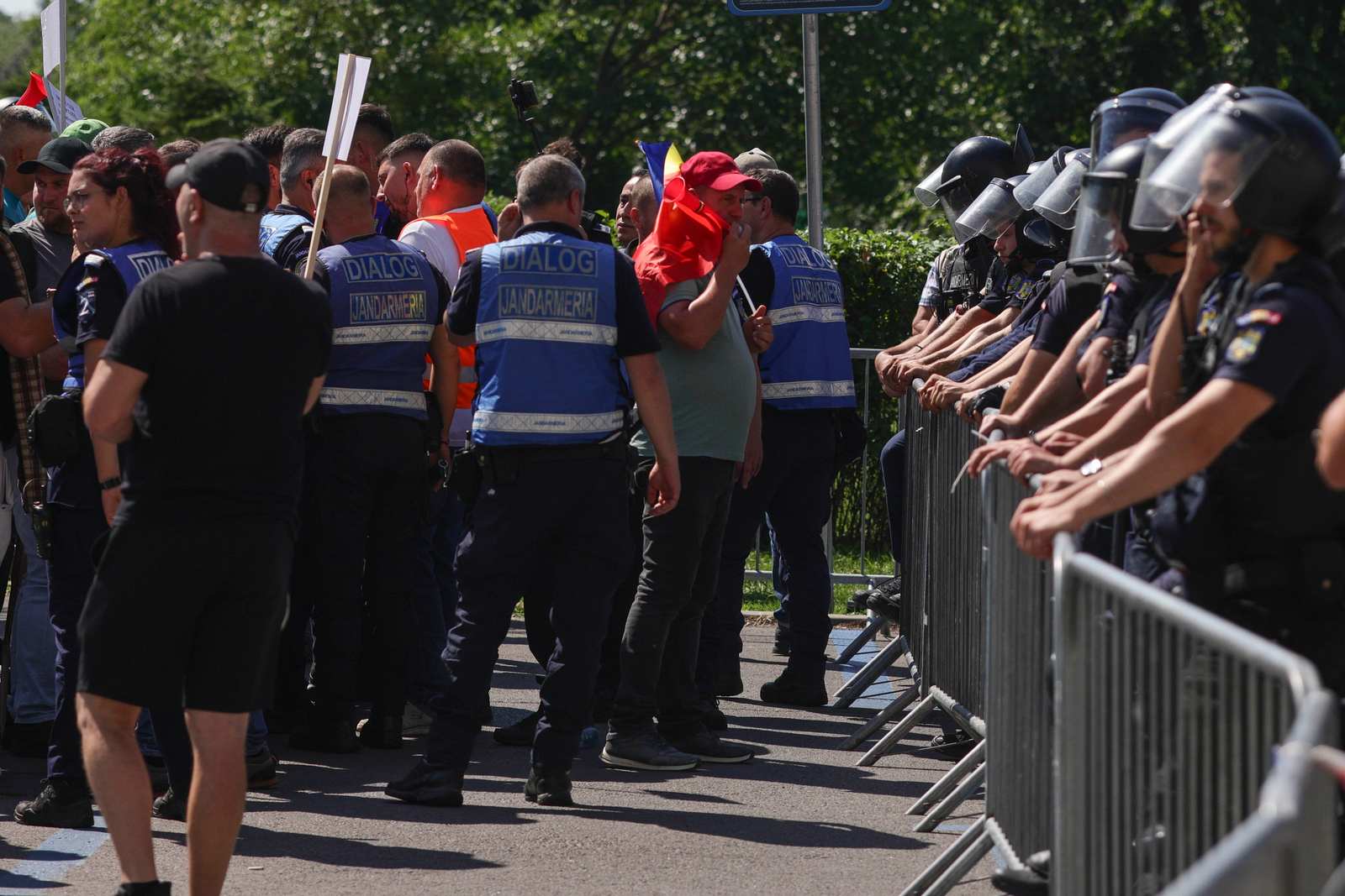 Amenzi de peste 2.000 lei după incidentele de la protestul oierilor. Jandarmeria: Au fost aruncate obiecte și s-a incitat la violență 1 wp header logo 2436