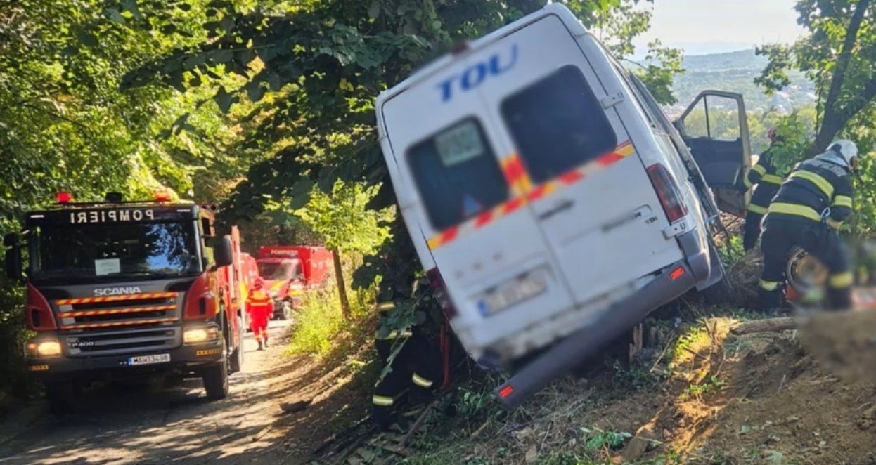 Un microbuz cu juniori de la Dinamo a ieșit de pe șosea și a intrat într-un copac, în Argeș: un bărbat a murit, antrenorul a fost rănit 1 wp header logo 2486