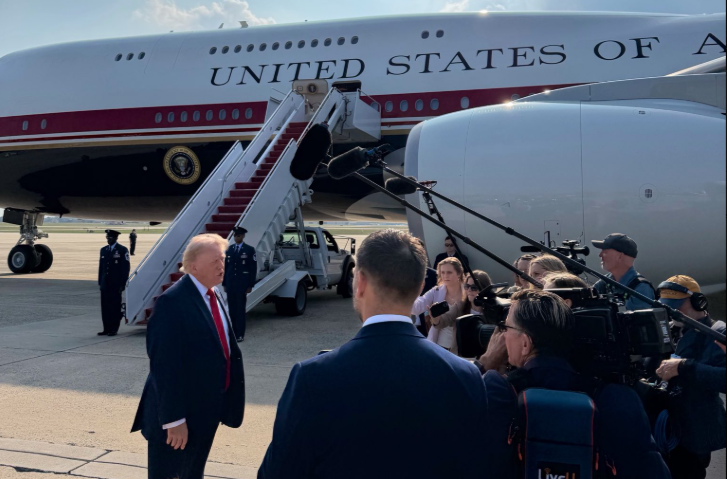Fotografii din interiorul noului Air Force One arată cărți false cu titluri fără sens. Controverse după primul zbor al lui Donald Trump 1 wp header logo 255
