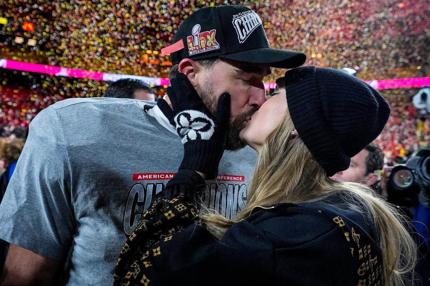 Taylor Swift şi Travis Kelce s-au căsătorit. Nunta, oficiată de Adam Sandler 1 wp header logo 291