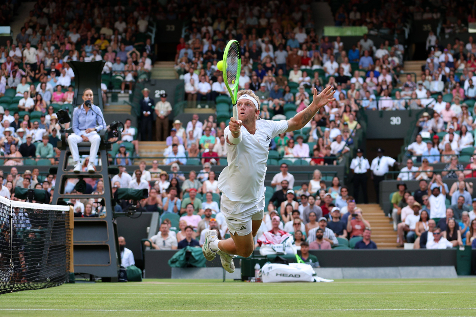 „Robotul de serviciu” cu 48 de ași, dar și un punct de neuitat la Wimbledon: a îmbrățișat pământul și a câștigat 1 wp header logo 455