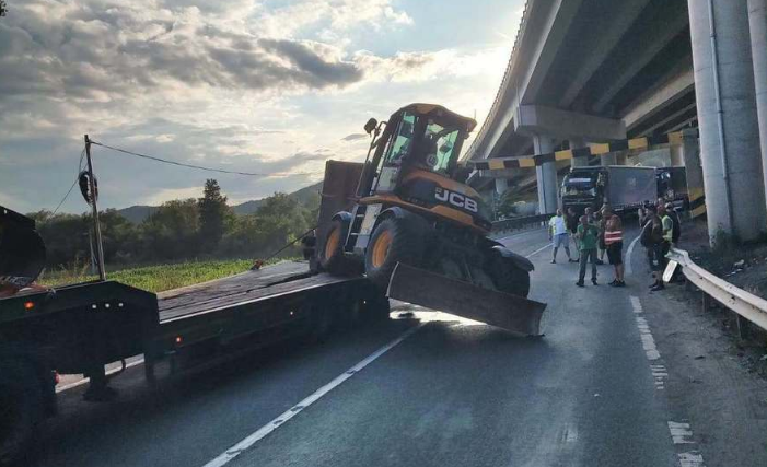 Trafic rutier oprit pe DN76. Un autotren care transporta un buldoexcavator a lovit limitatorul de înălţime de la un pasaj 1 wp header logo 498