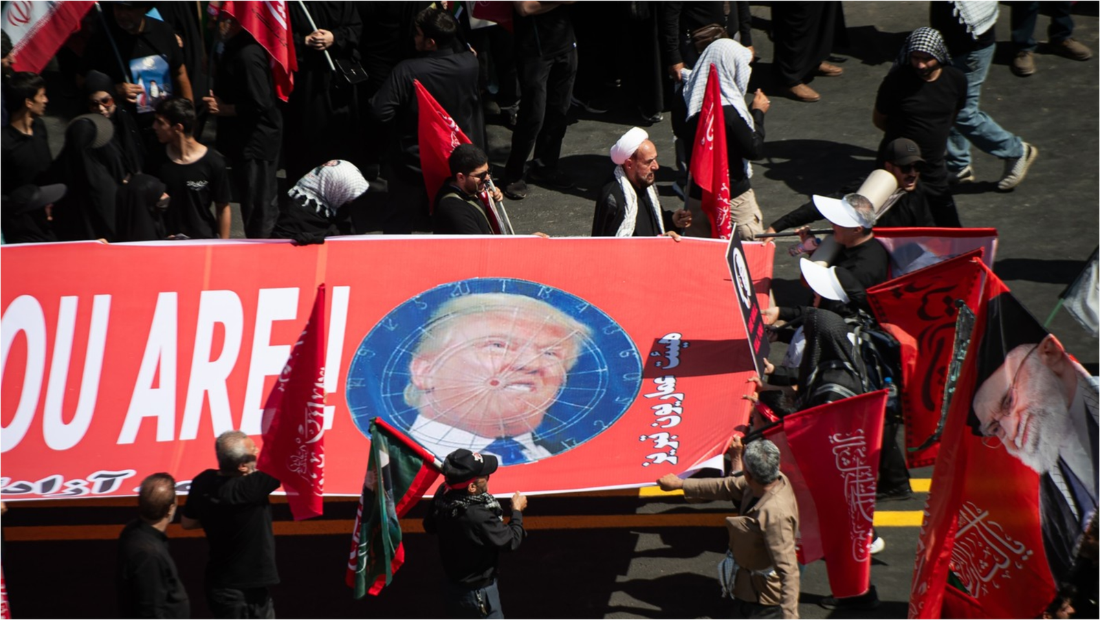 Apeluri la răzbunare la funeraliile lui Ali Khamenei: iranienii au aruncat cu pietre într-un panou cu Trump. Amenințarea liderului SUA 1 wp header logo 501