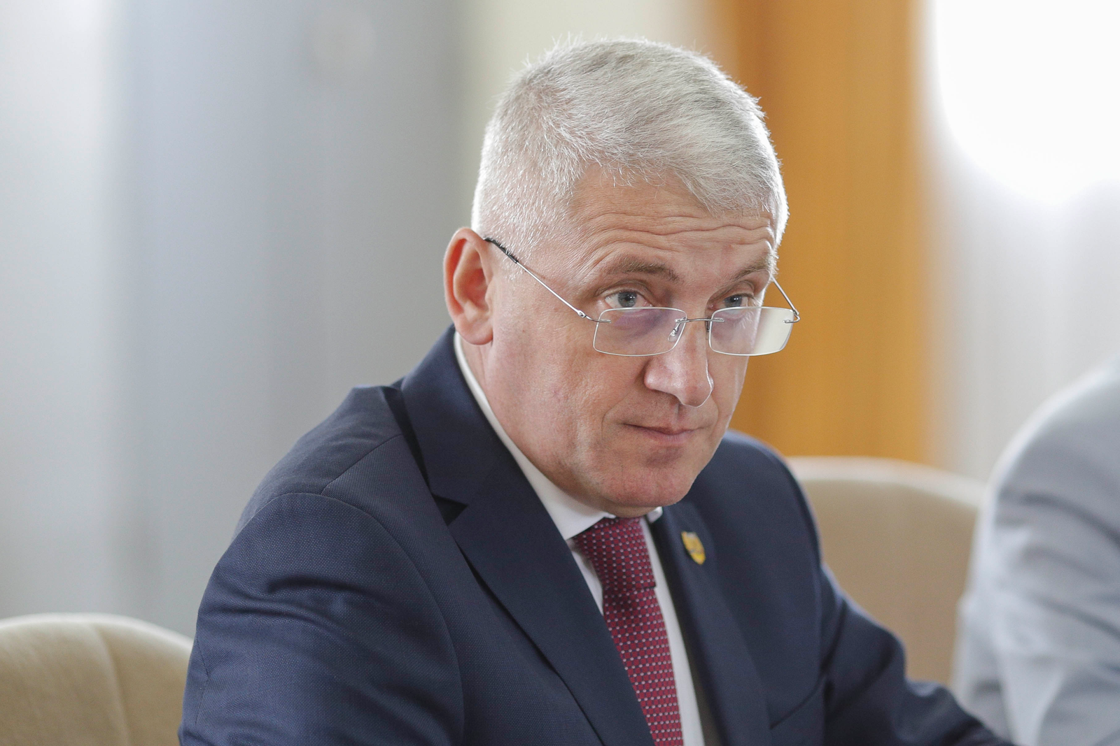 Ca la club în birourile AEP. Țuțuianu: „Și-au adus narghilea și tot ce era necesar să se simtă bine în timpul programului” 1 wp header logo 552