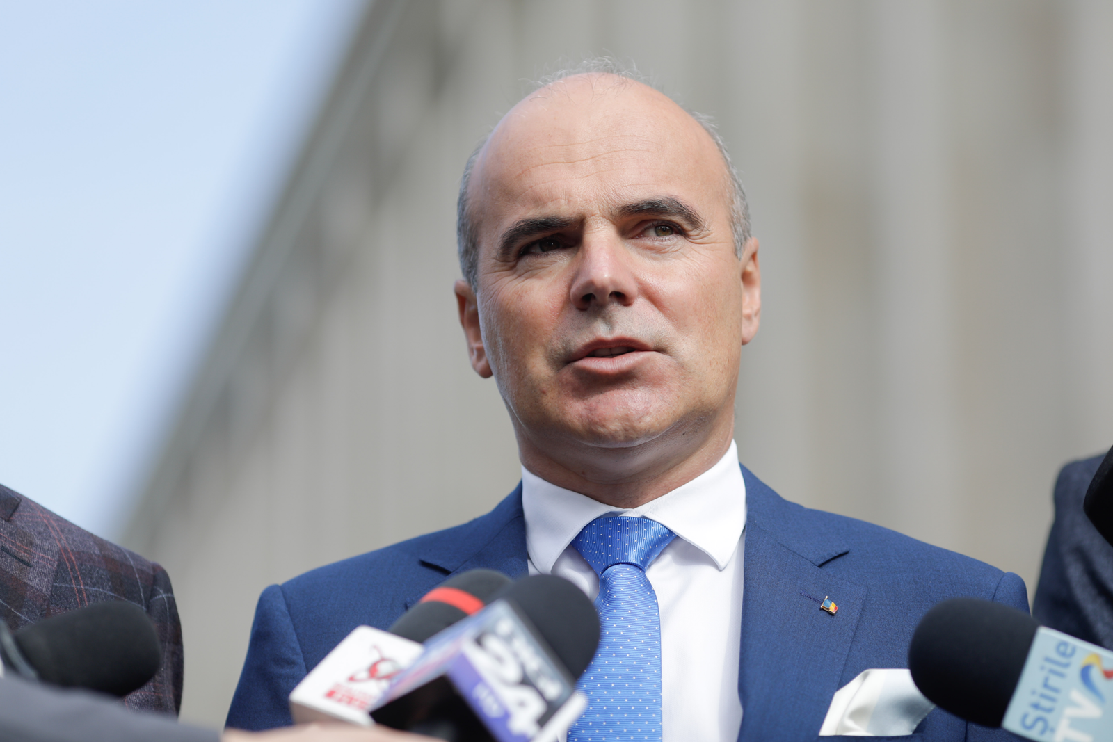 Rareș Bogdan îi spune, pe Facebook, lui Bolojan cum trebuia să negocieze anul trecut cu Comisia Europeană: „Știi ce puteai face, Ilie?” 1 wp header logo 593
