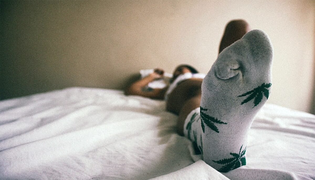 Psihologii susțin că oamenii care dorm mereu cu șosetele în picioare, chiar și vara, au această trăsătură comună de caracter 1 wp header logo 695