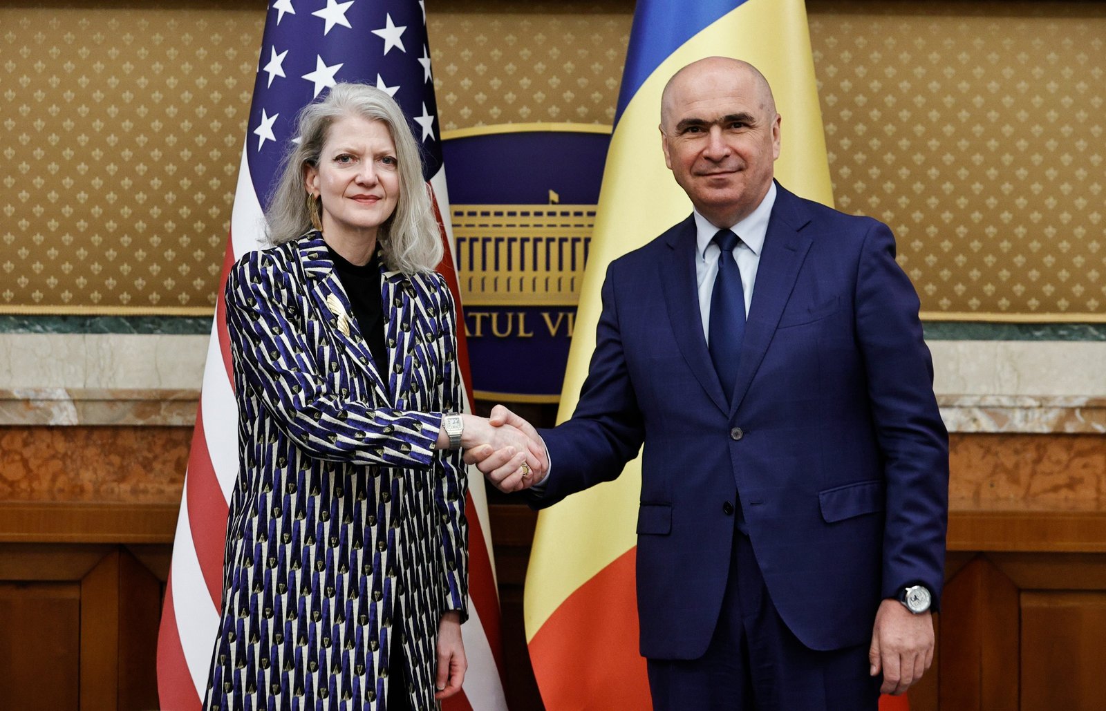Premierul Bolojan, întâlnire cu Allison Hooker, subsecretar de stat pentru afaceri politice din cadrul Departamentului de Stat al SUA 1 wp header logo 727