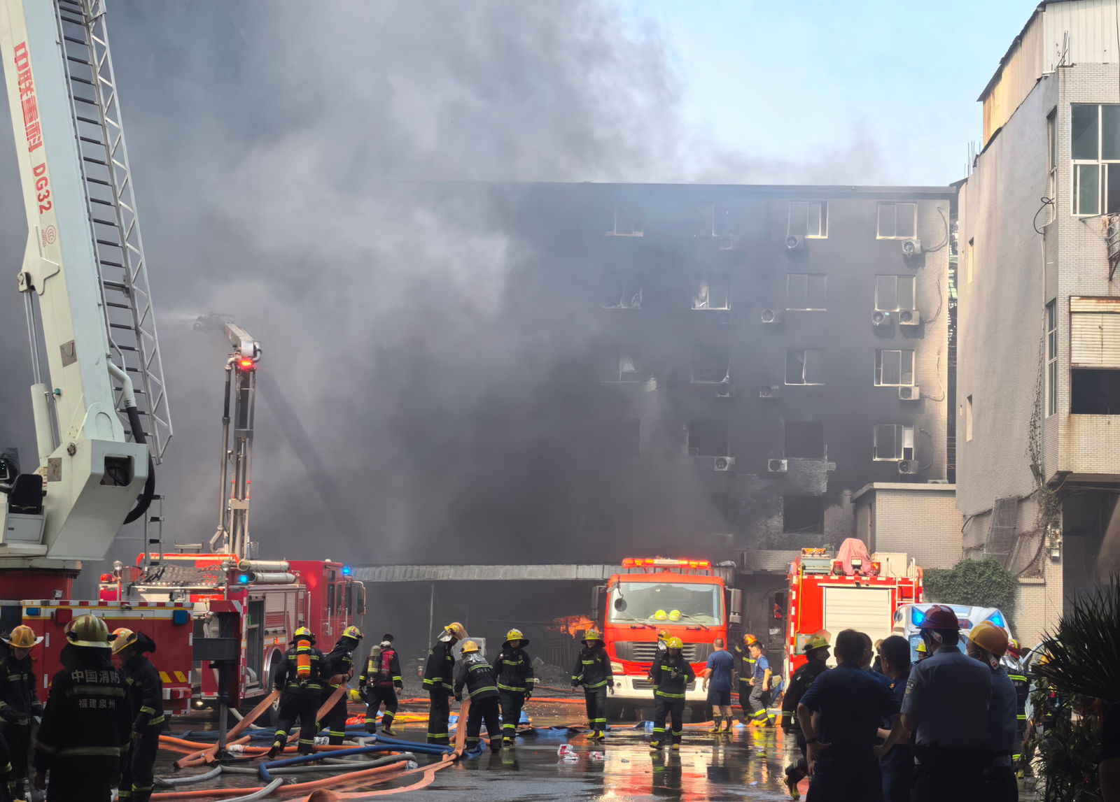 Incendiu în „capitala pantofilor”, în China: cel puțin 28 de morți după ce flăcările au blocat oamenii pe acoperișul unei fabrici 1 wp header logo 757