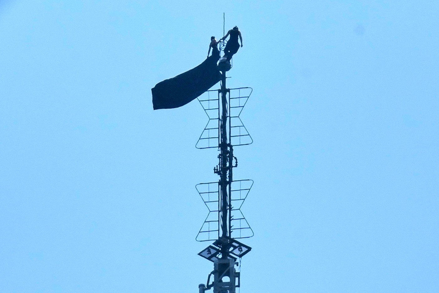 Două persoane au urcat în vârful Empire State Building din New York. Ce mesaj au transmis lumii 1 wp header logo 84