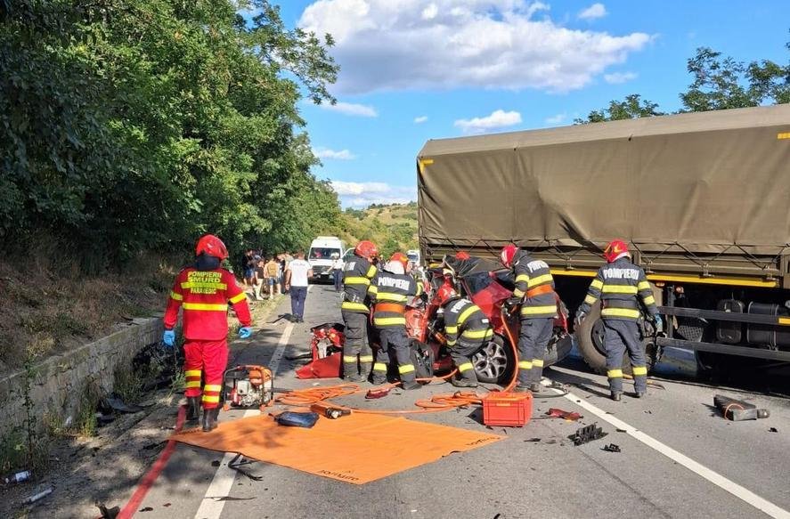Accident grav între un camion militar şi trei mașini: Trei oameni au murit, între care și un copil 1 wp header logo 1155