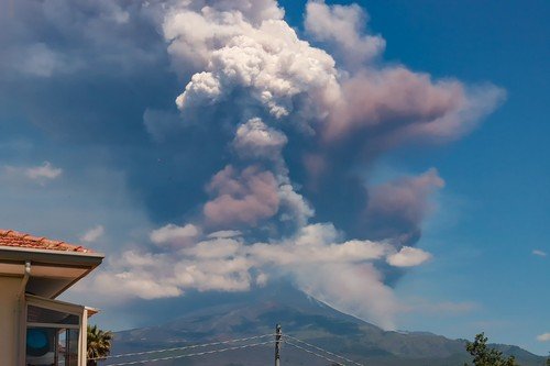 Un turist a murit în timp ce escalada vulcanul Etna, aflat în erupţie 1 wp header logo 1379