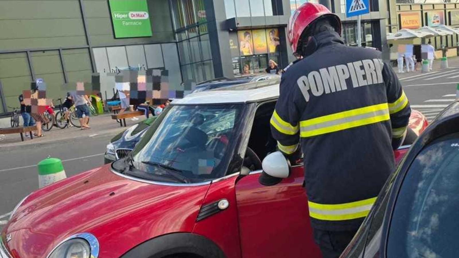 Un copil de un an şi cinci luni a rămas blocat într-o maşină, în parcarea unui mall din Alba Iulia. A fost scos de pompieri 1 wp header logo 1896