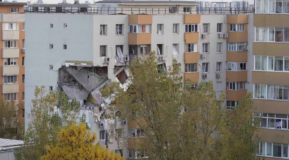 10 luni de la explozia din Rahova: Oamenii încă așteaptă să intre în locuințe. Primarul Ciprian Ciucu: „Am comandat o expertiză” 1 wp header logo 590