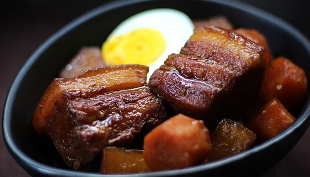 Cum fac japonezii „tochitură dobrogeană”. Ce este Buta no Kakuni și de ce seamănă surprinzător de mult cu preparatul românesc 1 wp header logo 596