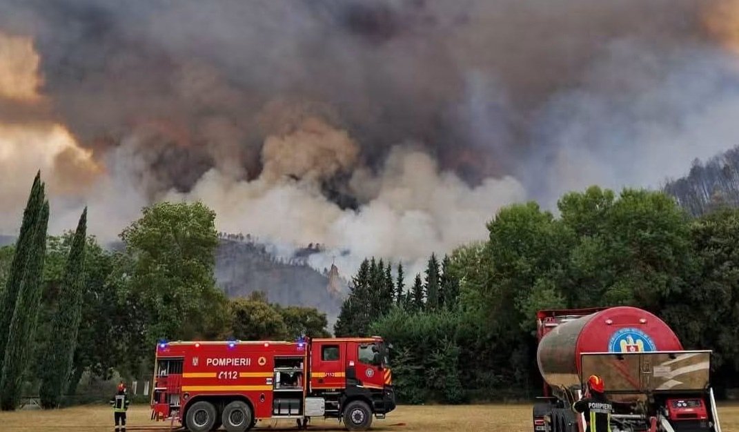 Incendiul de vegetaţie din Reşiţa s-a reaprins. Intervin pompieri din Caraş-Severin şi Timiş, a fost mobilizat un elicopter 1 wp header logo 61