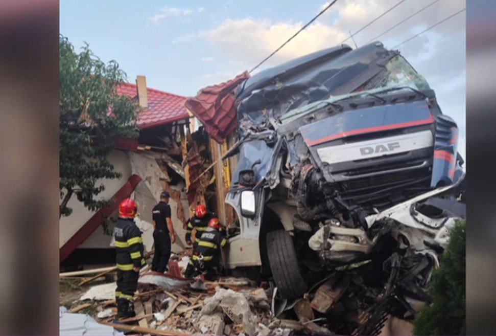 Accident grav în Vaslui: Gospodării distruse de un TIR, după ce șoferul a pierdut controlul volanului 1 wp header logo 671