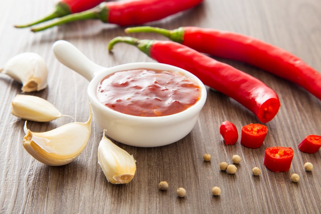 Sosul picant pe care nutriționiștii îl preferă în locul ketchupului. Are foarte puține calorii, dar ascunde un dezavantaj 1 wp header logo 729