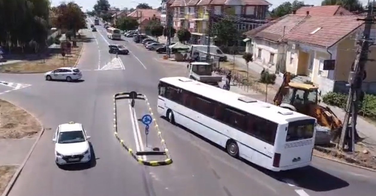 Imagini virale: Sensul giratoriu oval prin care autobuzele nu reușesc să treacă din prima. Reacția primăriei care a plătit lucrarea 1 wp header logo 799