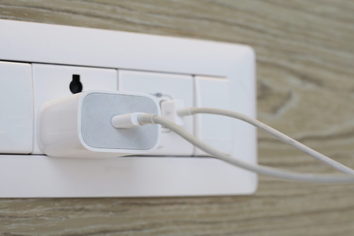 De ce nu ar trebui să lași încărcătorul în priză permanent. Greșeala care îți poate crește consumul de energie și reduce durata de viață a accesoriului 1 wp header logo 813