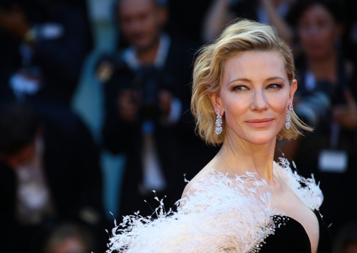 Divă pe covorul roșu, gospodină acasă. Cate Blanchett se trezește la 5 ca să-și hrănească găinile 1 wp header logo 885