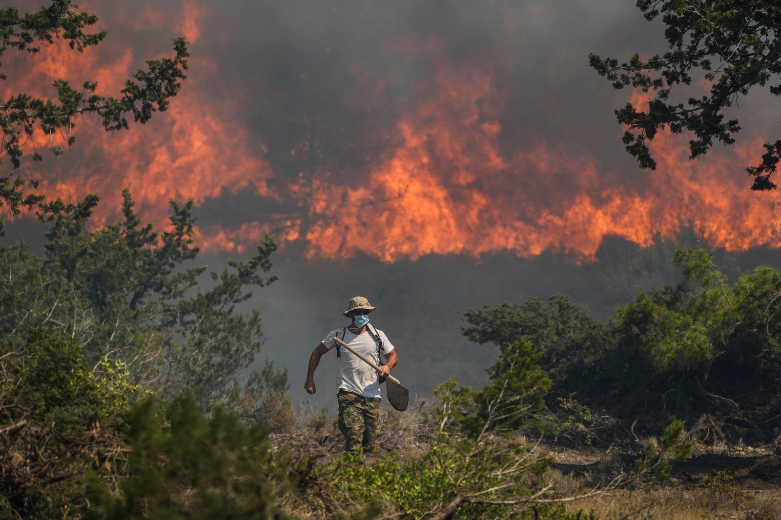 Mărturia unui medic din Grecia în inima incendiilor: Sute de case și mașini au ars. Aerul e sufocant, trebuie să purtăm cagulă 1 wp header logo 95